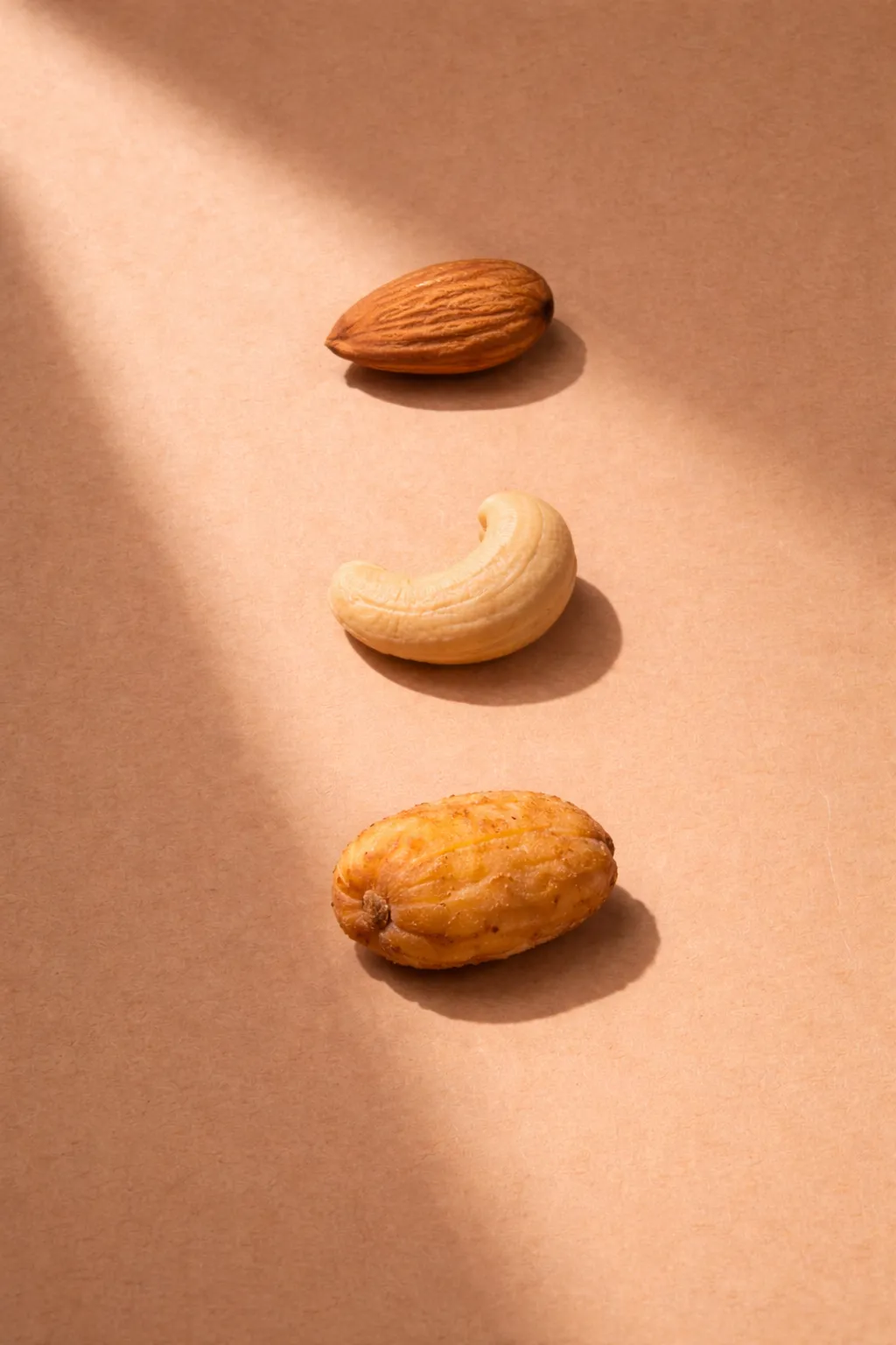tres frutos secos en vertical